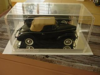 Danbury 1:24 Diecast 1940 Ford Deluxe Convertible Car