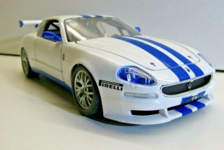 Maisto 1:24 Scale Die - Cast Model Maserati Trofeo - White / Blue