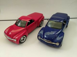 Maisto 1/25 Scale Red & Blue Diecast 2000 Chevrolet Ssr Trucks