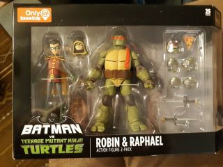 Batman Vs Teenage Mutant Ninja Turtles Figure.  Robin And Raphael