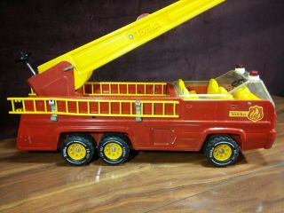 VINTAGE 1970 ' S PRESSED STEEL TONKA RED FIRE TRUCK WITH YELLOW INTERIOR 2