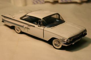 Franklin 1960 Chevrolet Impala White Coupe 1:24 Scale Diecast Model Car