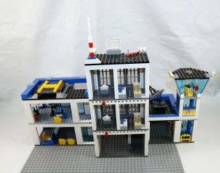 LEGO 60047 LEGO CITY POLICE STATION 100 COMPLETE WITH MINI - FIGURES AND MANUALS 3