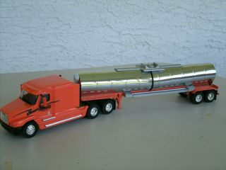 Pem Schneider National Freightliner 1:64 Tractor & Tanker Trailer / Semi Truck