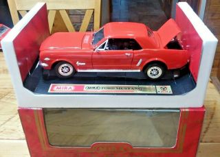 Ford Mustang 1964 1/2 Mira Solido Model 1:18 Scale Die Cast Metal