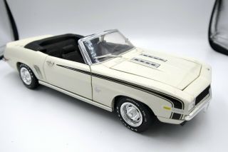 1:18 Ertl American Muscle 1969 Chevrolet Camaro Ss Convertible In White 32467