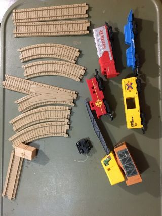 Vtg 1983 Mattel Hot Wheels Railroad Sto & Go Train Bix Car Santa Fe Set