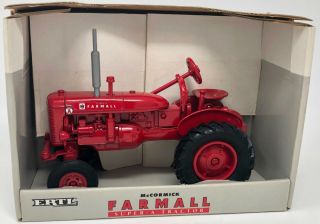 Ertl Mccormick Farmall - A Tractor Diecast 1:16 1992
