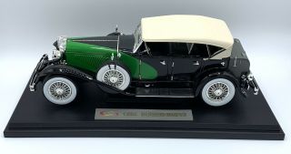 1934 Duesenberg Model J Black - Green 1:18 Diecast Model By Signature Models 18110
