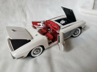 Danbury 1:24 Scale 1961 Chevrolet Corvette Convertible White Missing Parts