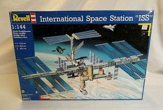 Look 2000 Revell Germany 1/144 International Space Station " Iss " Model
