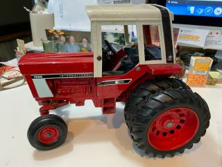 Vintage 1976 Ertl Red International Harvester Tractor 1586 Dually 1:16 Scale
