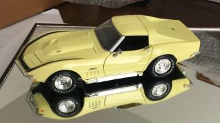 Hot Wheels 1/18 Die Cast 1969 Chevy Corvette Stingray Yellow