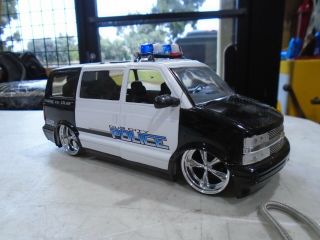 Jada Toys Chevrolet Astro Van Police Car Dub City Police 1.  24 Scale