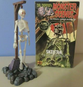 Dr.  Deadlys Monster Scenes Skeleton Glow In The Dark 1/13 Dencomm Built Model