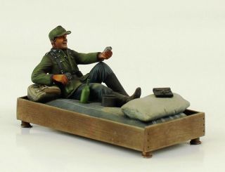 Verlinden Built 1:35 WWII German Soldier in Bed Display VPB35F147 2