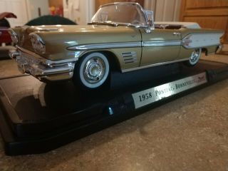 Gold 1:18 Scale Road Signature 1958 Pontiac Bonneville Convertible Gold