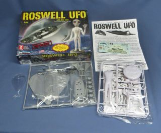 Vintage Lindberg Roswell Ufo Flying Saucer W/alien Model Kit 1:48 Box.