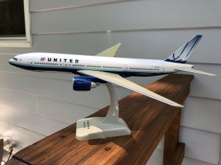 1/200 Hogan Wings United Airlines Boeing 777 - 200 Tulip Livery