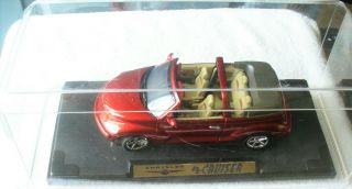 Motormax 1:18 Die Cast Red 2002 Chrysler Pt Cruiser Convertible On Base - W/displa