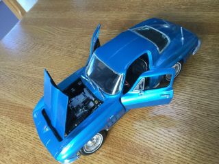 Maisto 1965 Chevrolet Corvette 1:18 Scale - Blue - Special Edition