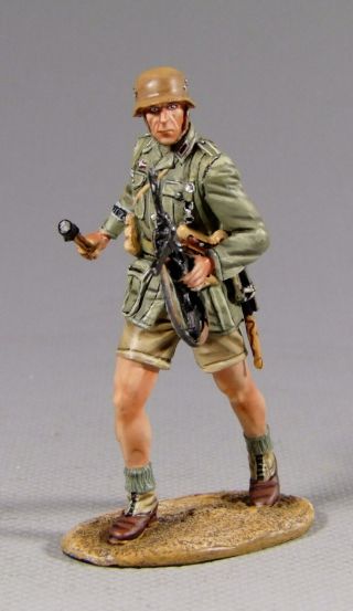 First Legion Dak028 German Afrika Korps Standing With Grenade And Mp40