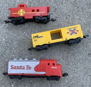 1983 Mattel Hot Wheels Railroad Sto N Go Sante Fe Train,  Engine Box Car Caboose