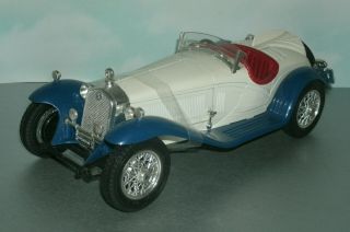 1/18 Scale 1932 Alfa Romeo 3200 Spider Diecast Model Classic Car - Bburago 3008