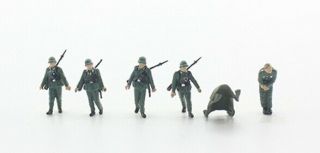 1:72 Scale Five Wwii German Soldiers Figures With One Wounded Soldier