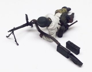 Wwii German Machine Gun Loader & Gun Winter Camo Built - Up 1/35 Scale Figure