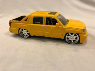Jada 2001 Chevrolet Avalanche Yellow Dub City Lowrider 1:24 Diecast