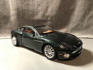 1:18 Burago Aston Martin Vanquish British Racing Green Model Car