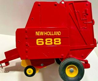 Holland 688 Round Baler - Ertl 1/16 Scale - Die - Cast - Out Of Box