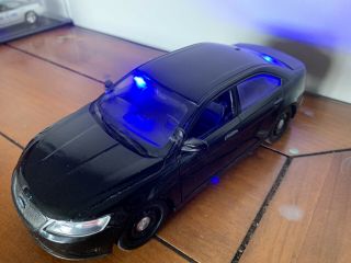 1/24 Unmarked Ford Taurus Police Interceptor - Lights