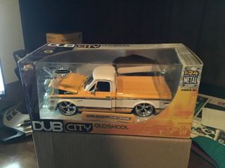 1972 Yellow Chevy Cheyenne 1:24 Die - Cast Dub City Old Skool 53007 02 Jada Toys