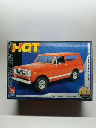 Amt/ertl Hot Trucks International Scout Ii 1/25 Scale Model Kit 38585