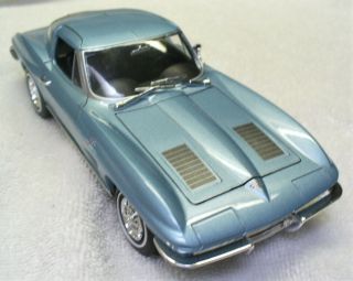 Welly 1:24 Die Cast Metallic Blue 1963 Chevrolet Corvette - 24073 - 4d - Ln China