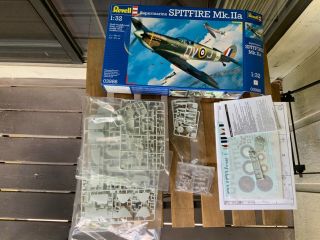 Supermarine Spitfire Mk.  Iia,  1/32,  Revell 03986,  Cockpit Parts Glued