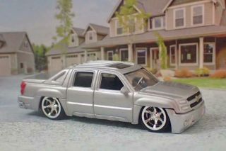 2002–2006 Chevrolet Avalanche Sport Truck Crew - Cab 1/64 Scale Limited Edition W