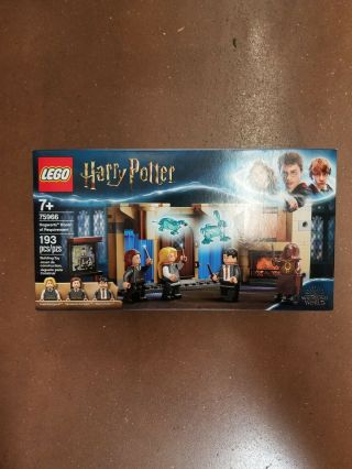 Lego 75966 Harry Potter Hogwarts Room Of Requirement In Hand