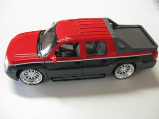 Welly 1:24 Scale 2002 Chevrolet Avalanche Diecast Truck Model W/o Box