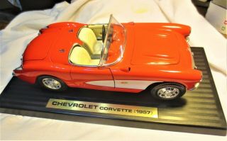 Road Signature 1:18 1957 Chevrolet Corvette Diecast - 92018