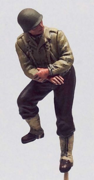 Wwii Us Army Soldier Leaning With Arms Crossed Built - Up 1/35 Scale Figure