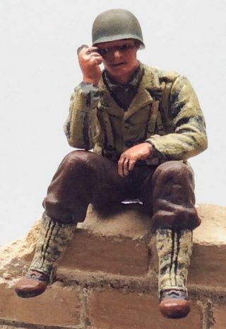 Wwii Us Army Soldier Seated With Radio Handset Built - Up 1/35 Scale Figure