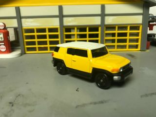 1/64 2007 Toyota Fj Cruiser/yellow - White Top - Black Bottom/alloy Wheels