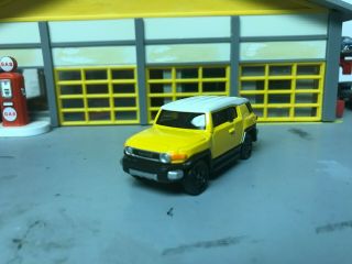 1/64 2007 Toyota FJ Cruiser/Yellow - White Top - Black Bottom/Alloy Wheels 2