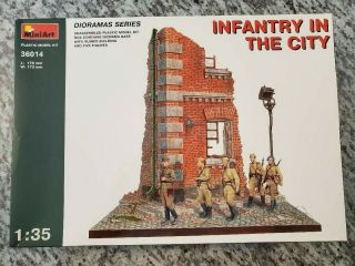 Miniart 36014 - 1/35 Infantry In The City Diorama,  5 Fig Plastic Model Kit