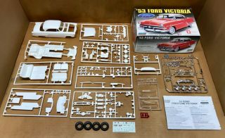Lindberg 72172 1953 Ford Crestline Victoria 1:25 Model Kit Open/parts