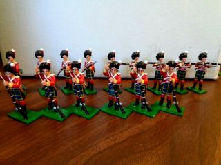 15 Trophy Miniatures British Infantry Gordon Highlanders With Bayonets & Rifles