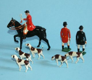 BRITAINS ENGLAND HUNT Figures from set 1446 THE MEET 1 Mounted 2 Standing 5 DOGS 3